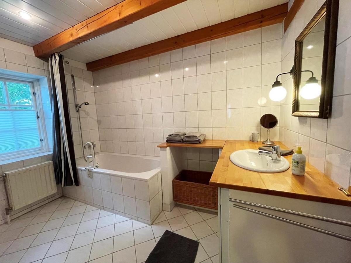 Das Puppenhaus, Reetdach, Sauna, Kamin, Eingezaeunt, Badewanne, Haustiere Willkommen Emmelsbull-Horsbull Экстерьер фото